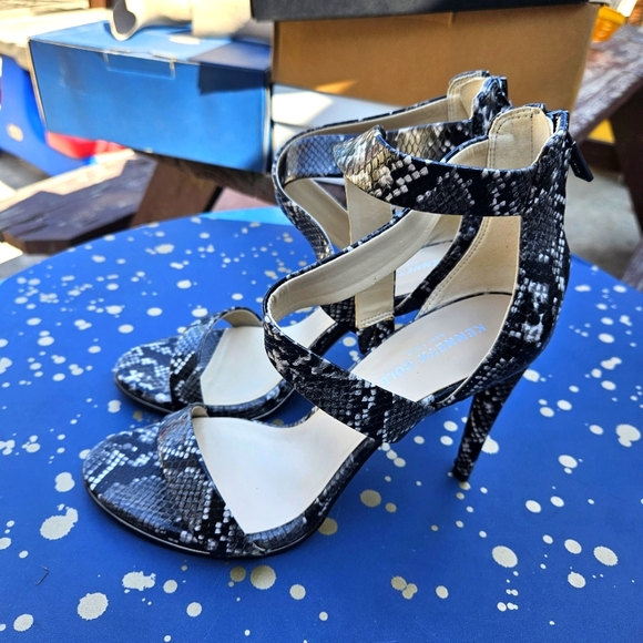 Kenneth Cole New York Brooke Cross Sandal Women's Size 9M - Picture 6 of 16